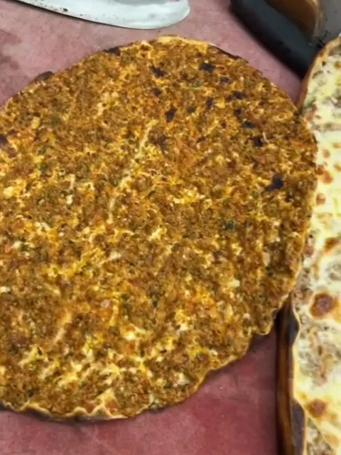 Kesme tahtasında lahmacun ve dilimlenmiş pide