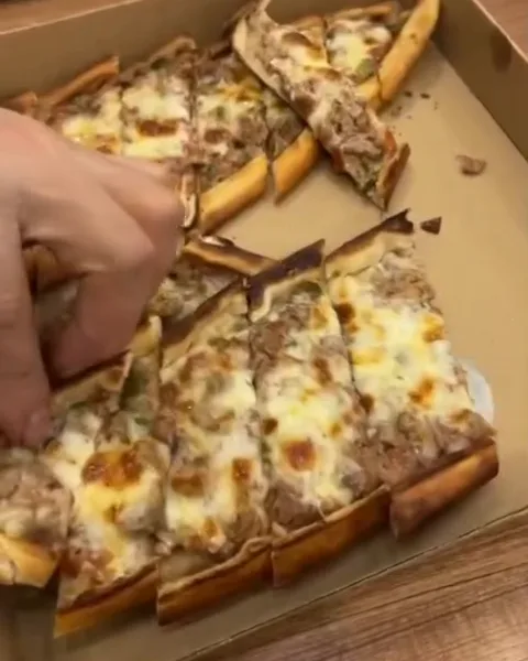 Paket kutusuna yerleştirilen dilim dilim pide