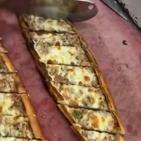 Tahtada dilimlenen kaşarlı ve kıymalı pide