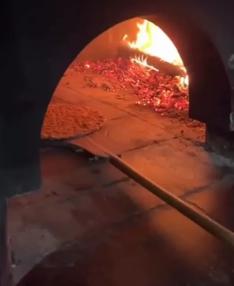Sardunya’nın odun fırınında yanan ateş ve kor