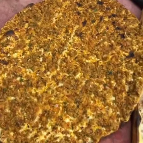 Yakından, fırından yeni çıkmış lahmacun