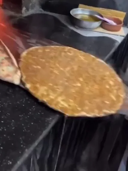 Fırından kürekle çıkarılan lahmacun